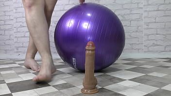 播放 丰满的妻子和一个巨大的胸部骑着假阳具，用她的剃光猫使用fitball - 乳白色的玛丽