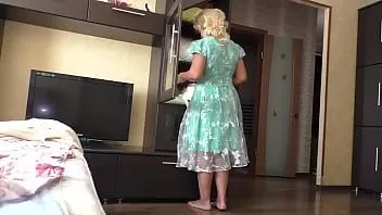 play Le solite faccende domestiche della milf si sono trasformate in sesso anale quando ha mostrato il suo culone