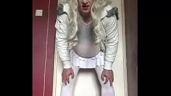 play Travesti bisexual îți cere să-l tragi în public, deoarece nu este timid și nu se rușine de cine îl urmărește în timp ce faci asta