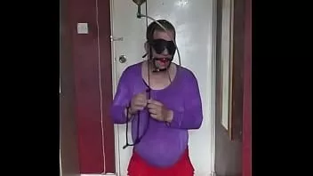 Odtwórz Biseksualny sissy piss dziwka połknie twoje sikanie z zawiązanymi oczami i ustami w ustach