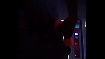 播放 我在周围的性玩具机器中