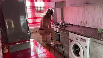 play Una milf in calze e perizoma sogna il sesso anale sul pavimento della cucina