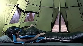 Odtwórz Humping gruby i puchowy śpiwór w moim namiocie