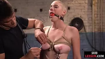 Redare Bigtit bdsm supus facefucked și jucat de maestru