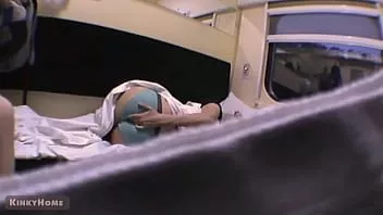 play Ragazza beccata a masturbarsi sul treno pubblico