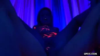 play 两个好色女孩 rita faltoyano 和她的朋友被一根大鸡巴操在肛门里。