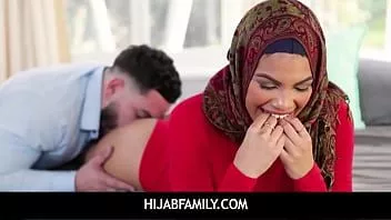 play Hijabfamily - sora vitregă musulmană virgină în hijab îl ia pe fratele vitreg - Maya Farrell