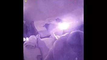 play 巨大的山雀亚洲女按摩师 titfucks 并画了一个巨大的射液