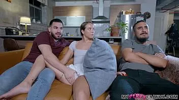 Riproduci Cazzo in giro con la mia calda sorellastra mentre suo marito è accanto a lei - regno viola - mypervyfamily