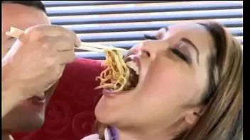 Riproduci La bellezza polinesiana Nautica Thorn sostiene la sua insegnante che dà lezioni di piano, una buona cena con udon-noodle e la sua figa bagnata