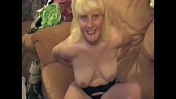 play Meine Freundin findet sie hässlich und weiß, dass jemand sie ficken will, also zieht sie sich nackt aus und fingert ihre Muschi, während ich aufnehme, wie sie dir das Handzeichen gibt, sie zu ficken, ja?