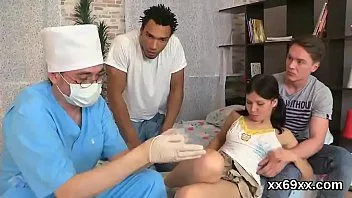 play Medicul se uită la examenul himenului și o fată virgină înșurubând