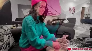 Oynat Lila aşk üvey kardeş Allen Swift'e güzel bir handjob verdi
