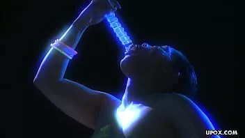 play La MILF asiatique Jessica se frotte la chatte avec le gode en verre.