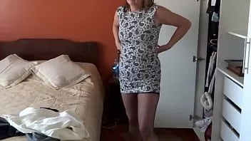 play Büyük kıçlı güzel üvey anne, üvey oğlunun arkadaşlarının mastürbasyon yapması için iç çamaşırıyla gösteriş yapıyor