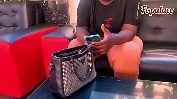 play Ho viaggiato fino in fondo per vedere il mio ragazzo online e dal momento che non si è fatto vivo, per farla breve, guarda come ho finito per scopare con un uomo che è passato (iscriviti a red per guardare il video completo)