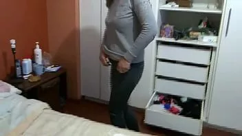 play Ik hou ervan om te pronken in lingerie terwijl de vrienden van mijn stiefzoon mij opnemen, aftrekken en voor mijn ogen klaarkomen
