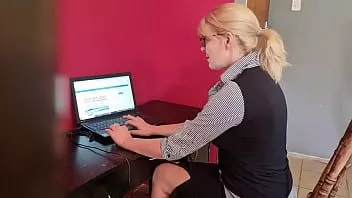 play Zu den Aufgaben einer Sekretärin gehört es, ihren Chef bei Laune zu halten, indem sie ihm sogar den Schwanz lutscht