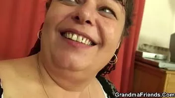 Odtwórz Seksowna stara pulchna bierze udział w trójkącie POV
