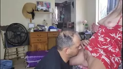 play Üvey baba okuldan sonra genç üvey kızının sıkı amını yalamaya karşı koyamıyor