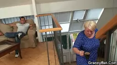 play Dojrzała blond babcia zostaje ostro ruchana od tyłu