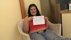 Odtwórz Cycata brunetka BBW z wygoloną cipką uwodzi chłopaka podczas niegrzecznej zabawy