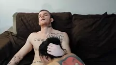 play Rubia caliente con tatuajes chupa y monta una máquina sexual duro