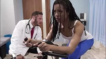 Abspielen Ebenholz-Athletin Kira Noir wird von perversen Ärzten zum Sex verleitet, ohne es zu wissen - ganzer Film auf freetaboo.net