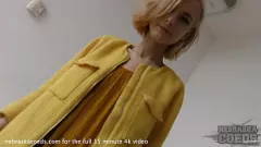 Odtwórz Zobacz, jak ta świeża 18-letnia modelka Poppy doświadcza swojego pierwszego nagiego filmu, podczas którego nerwowo palcami doprowadza do orgazmu dildem w szmince