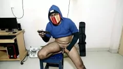 Jouer Un mec mystérieux se fait branler en regardant du porno sur son portable en public